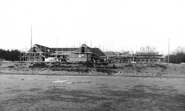hoofdgebouw in de steigers 1935